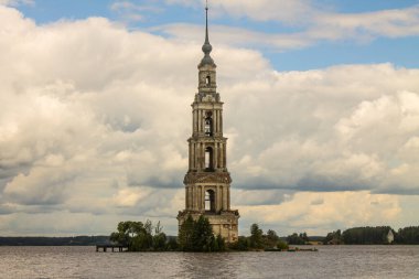 Rusya 'da Kalyazin nehrinde bir çan kulesi kopyalanmak için bulutlu ve dramatik bir gökyüzü ve uzaya battı.