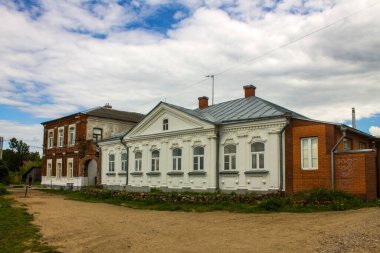 Şehrin tarihi merkezindeki eski tuğla bina bir yaz günü yakın plan ve Kalyazin Rusya 'da kopyalama alanı