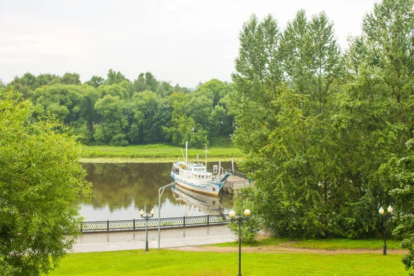 Strelka Der Zusammenfluss Zweier Flüsse Jaroslawl Russland Einem Bewölkten Sommertag — Stockfoto