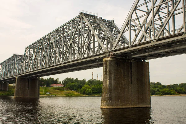 Ponte Metal Ferrovia Sobre Rio Volga Rússia Close Dia Nublado — Fotografia de Stock