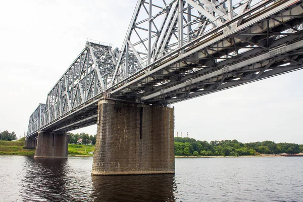 Ponte Metal Ferrovia Sobre Rio Volga Rússia Close Dia Nublado — Fotografia de Stock