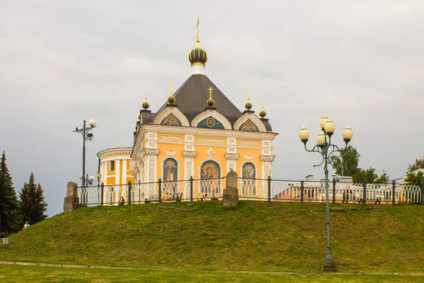 Nikolauskapelle Auf Einem Hügel Mit Grünem Gras Vor Bewölktem Himmel — Stockfoto