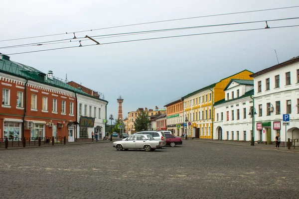 Praça Cidade Com Arquitetura Histórica Colorida Carros Dia Nublado Rybinsk — Fotografia de Stock