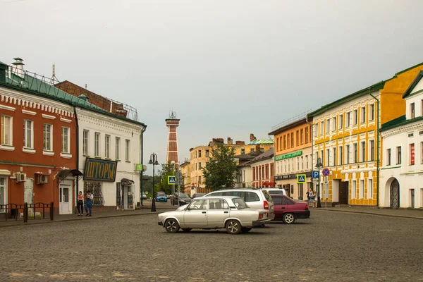 Praça Cidade Com Arquitetura Histórica Colorida Carros Dia Nublado Rybinsk — Fotografia de Stock