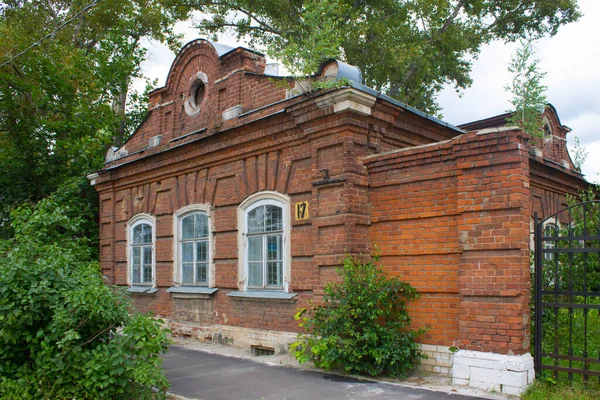 夏の日に街の歴史的中心部にある古いレンガ造りの建物Kalyazinロシアのクローズアップとコピースペース — ストック写真