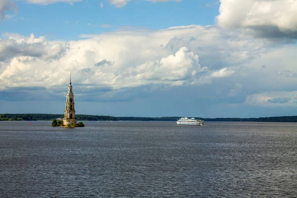 Zanurzona Dzwonnica Biały Statek Wycieczkowy Rzece Wołdze Rosji Kalyazin Pochmurny — Zdjęcie stockowe