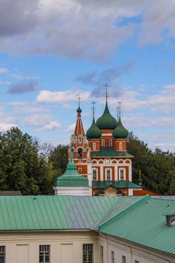 Yaroslavl Rusya 'da kopyalamak için açık bir yaz günü beyaz bulutlu mavi gökyüzüne karşı tarihi mimari ile eski şehrin panoramik görüntüsü