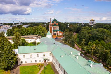 Yaroslavl Rusya 'da kopyalamak için açık bir yaz günü beyaz bulutlu mavi gökyüzüne karşı tarihi mimari ile eski şehrin panoramik görüntüsü