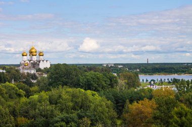 Yaroslavl Rusya 'da kopyalamak için açık bir yaz günü beyaz bulutlu mavi gökyüzüne karşı tarihi mimari ile eski şehrin panoramik görüntüsü