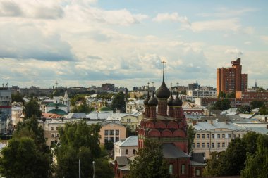 Yaroslavl Rusya 'da kopyalamak için açık bir yaz günü beyaz bulutlu mavi gökyüzüne karşı tarihi mimari ile eski şehrin panoramik görüntüsü