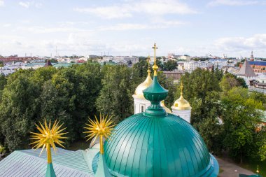 Yaroslavl Rusya 'da kopyalamak için açık bir yaz günü beyaz bulutlu mavi gökyüzüne karşı tarihi mimari ile eski şehrin panoramik görüntüsü
