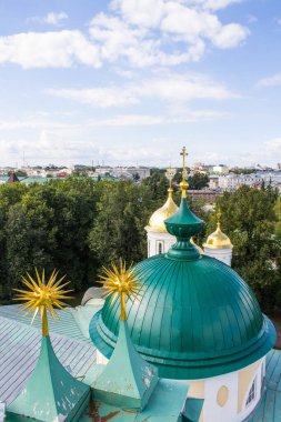 Yaroslavl Rusya 'da kopyalamak için açık bir yaz günü beyaz bulutlu mavi gökyüzüne karşı tarihi mimari ile eski şehrin panoramik görüntüsü