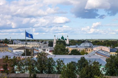 Yaroslavl Rusya 'da kopyalamak için açık bir yaz günü beyaz bulutlu mavi gökyüzüne karşı tarihi mimari ile eski şehrin panoramik görüntüsü
