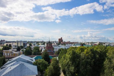 Yaroslavl Rusya 'da kopyalamak için açık bir yaz günü beyaz bulutlu mavi gökyüzüne karşı tarihi mimari ile eski şehrin panoramik görüntüsü