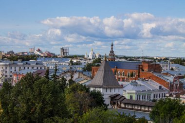 Yaroslavl Rusya 'da kopyalamak için açık bir yaz günü beyaz bulutlu mavi gökyüzüne karşı tarihi mimari ile eski şehrin panoramik görüntüsü