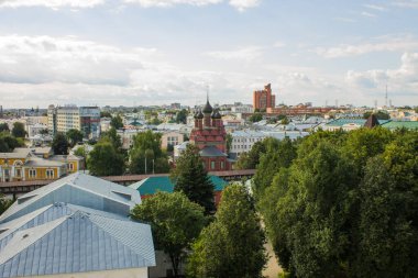 Yaroslavl Rusya 'da kopyalamak için açık bir yaz günü beyaz bulutlu mavi gökyüzüne karşı tarihi mimari ile eski şehrin panoramik görüntüsü