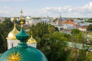 Yaroslavl Rusya 'da kopyalamak için açık bir yaz günü beyaz bulutlu mavi gökyüzüne karşı tarihi mimari ile eski şehrin panoramik görüntüsü