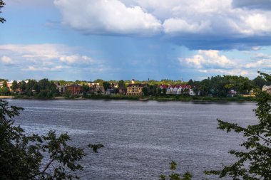 Volga nehri ve kıyı şeridi bulutlu bir yaz günü ve kopyalamak için uygun bir yer.