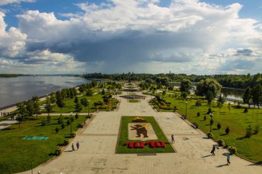 Yaroslavl Rusya 'da kopyalamak için bulutlu bir yaz günü ve uzayda iki nehrin birleştiği yerde, kentin Milenyum' una adanmış çiçek yataklarıyla dolu bir manzara parkı.
