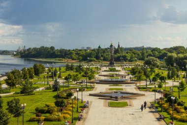 Yaroslavl Rusya 'da kopyalamak için bulutlu bir yaz günü ve uzayda iki nehrin birleştiği yerde, kentin Milenyum' una adanmış çiçek yataklarıyla dolu bir manzara parkı.