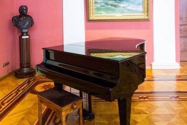 Yaroslavl Rusya 'daki bir sanat galerisindeki piyano kapağının yansımasındaki bir resmin yansıması.