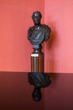 Yaroslavl Rusya 'daki bir sanat galerisindeki piyano kapağının yansımasındaki bir resmin yansıması.