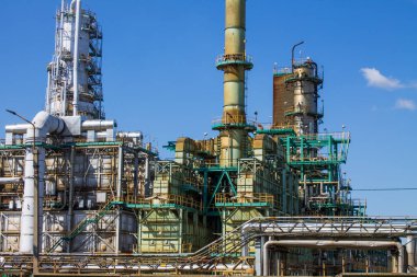 Yaroslavl Rusya 'da kopyalamak için mavi gökyüzü ve alana karşı endüstriyel yapılara sahip bir petrol rafinerisi.