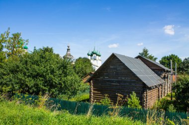 açık bir yaz gününde antik mimari ile tarihi şehrin panoramik görüntüsü açık mavi gökyüzü ve yeşil ağaçlara karşı ve Rostov Rusya 'da kopyalama alanı