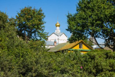 açık bir yaz gününde antik mimari ile tarihi şehrin panoramik görüntüsü açık mavi gökyüzü ve yeşil ağaçlara karşı ve Rostov Rusya 'da kopyalama alanı