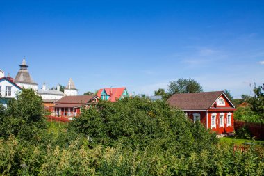 Rusya 'nın Rostov Yaroslavl bölgesinde kopyalamak için açık bir yaz günü ve uzayda mavi gökyüzüne karşı tarihi mimari ile eski kentin panoramik manzarası