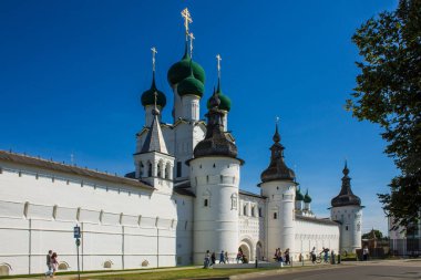 Açık bir yaz gününde Rostov Rusya 'da kopyalamak için mavi gökyüzü ve alana karşı tapınağı ve kale duvarı olan tarihi beyaz Kremlin taşı.