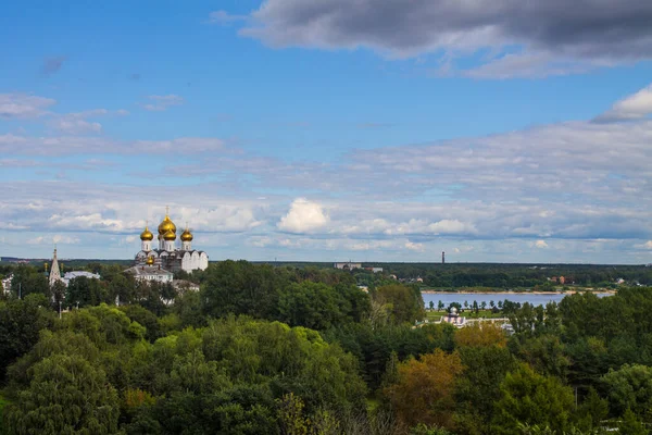 러시아 야로슬라블에서 구름이 여름날 하늘과 하늘을 배경으로 역사적 건축물들이 도시의 — 스톡 사진