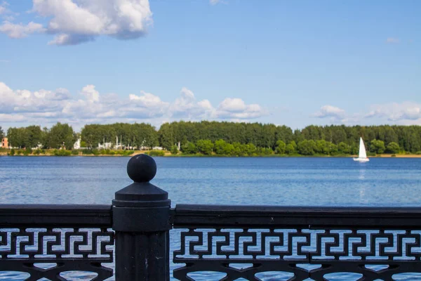 Volga Älv Jaroslavl Ryssland Och Vit Segelbåt Klar Sommardag Och — Stockfoto