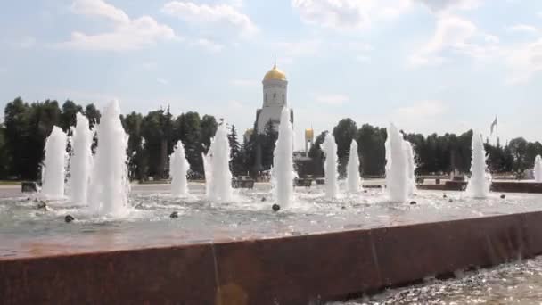 晴朗的夏日 在胜利公园里洒满了喷泉和圣乔治教堂 在俄罗斯莫斯科复制空间 — 图库视频影像
