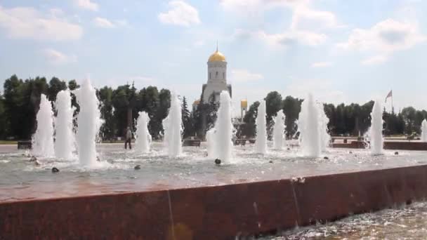 Spritzender Brunnen Und Georgskirche Siegespark Einem Klaren Sommertag Und Kopierraum — Stockvideo