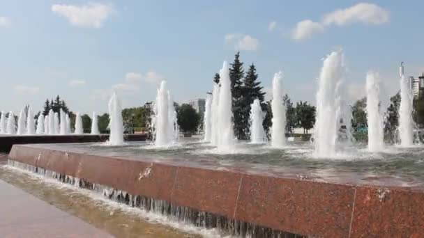 在一个晴朗的夏日 在莫斯科的胜利公园里 在晴朗的蓝天和复制的太空中 洒满了喷泉 — 图库视频影像