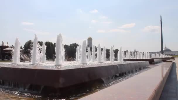 Wasserfontäne Und Blick Auf Den Gedenkturm Auf Dem Poklonnaya Hügel — Stockvideo