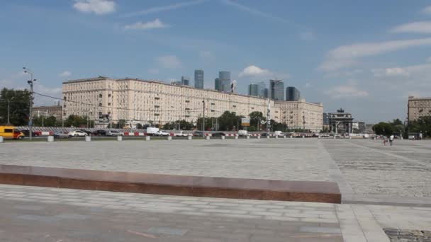 在一个晴朗的夏日里 库图佐夫斯基的 和路上的交通车辆 以及在莫斯科复制的空间 — 图库视频影像
