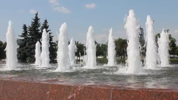 Splashing Fonte Dia Verão Claro Vitória Parque Moscou Rússia Contra — Vídeo de Stock
