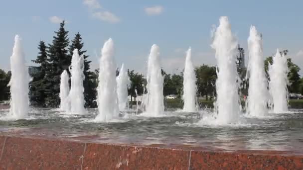 在一个晴朗的夏日 在莫斯科的胜利公园里 在晴朗的蓝天和复制的太空中 洒满了喷泉 — 图库视频影像