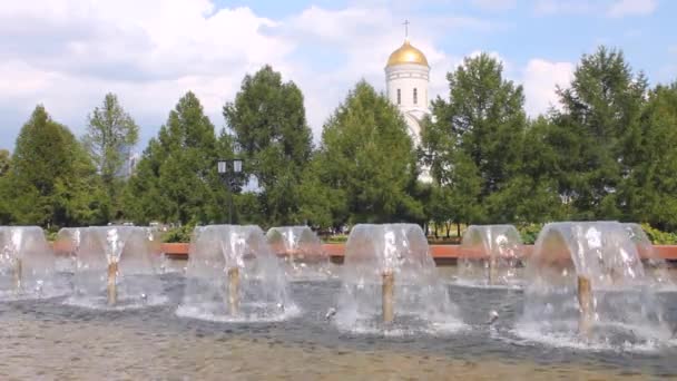 Stříkající Fontána Kostel Jiří Vítězném Parku Jasného Letního Dne Kopírovat — Stock video