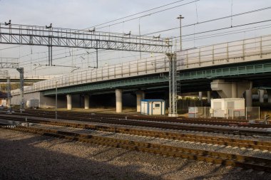 Şehir manzarası - Moskova Rusya 'da rayları, platformu ve karayolu köprüsü olan tren istasyonu