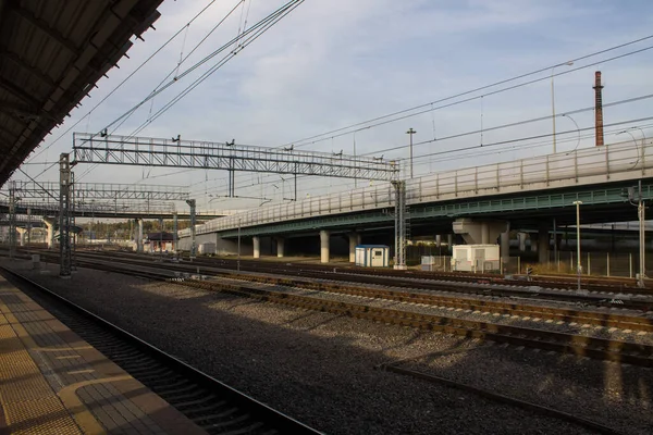 Şehir Manzarası Moskova Rusya Rayları Platformu Karayolu Köprüsü Olan Tren — Stok fotoğraf