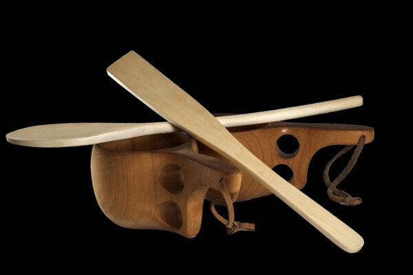 Две финские традиционные деревянные кружки кукса и деревянная ложка
