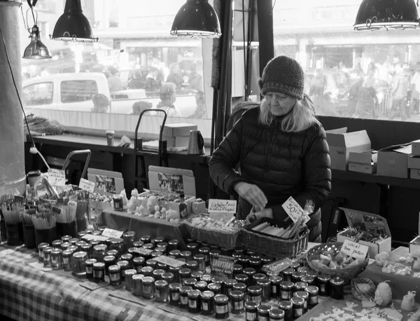 Vrouw die goederen verkoopt in vlooienmarkt — Stockfoto