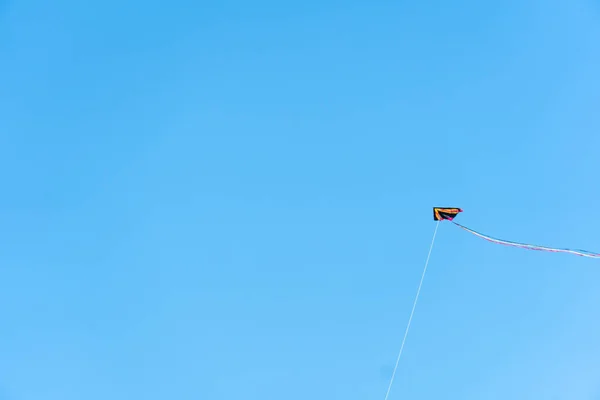 Vliegeren met blauwe lucht op de achtergrond — Stockfoto