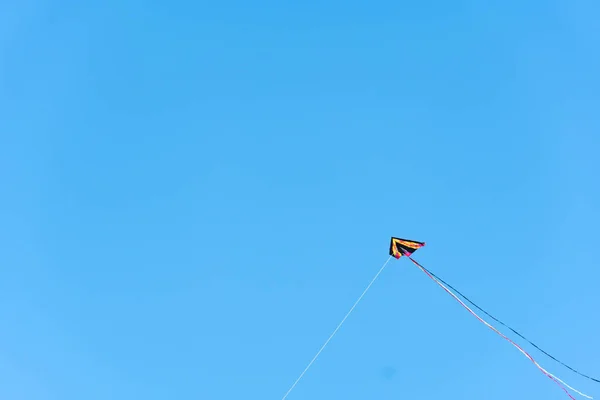 风筝在背景上与蓝天飞行 — 图库照片