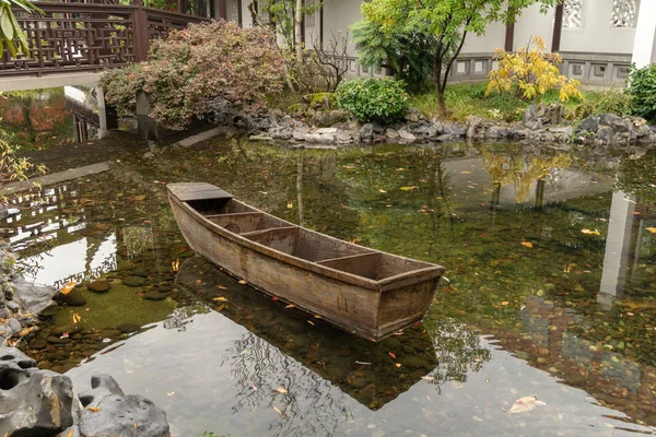 Čínská loď v rybářském rybníku — Stock fotografie