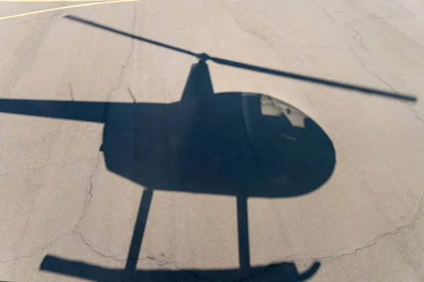 Літаючий вертоліт тінь — стокове фото