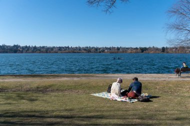 Greenlake 'de çift piknik